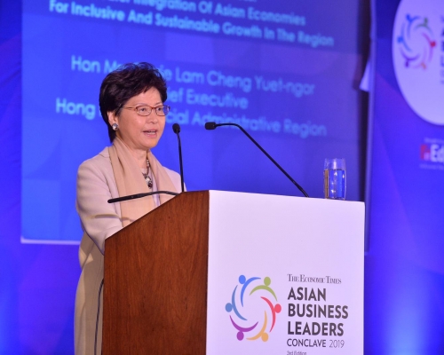 行政長官林鄭月娥出席一個亞洲經濟論壇時表示，本港會繼續與不同國家城市簽署自由貿易協定。