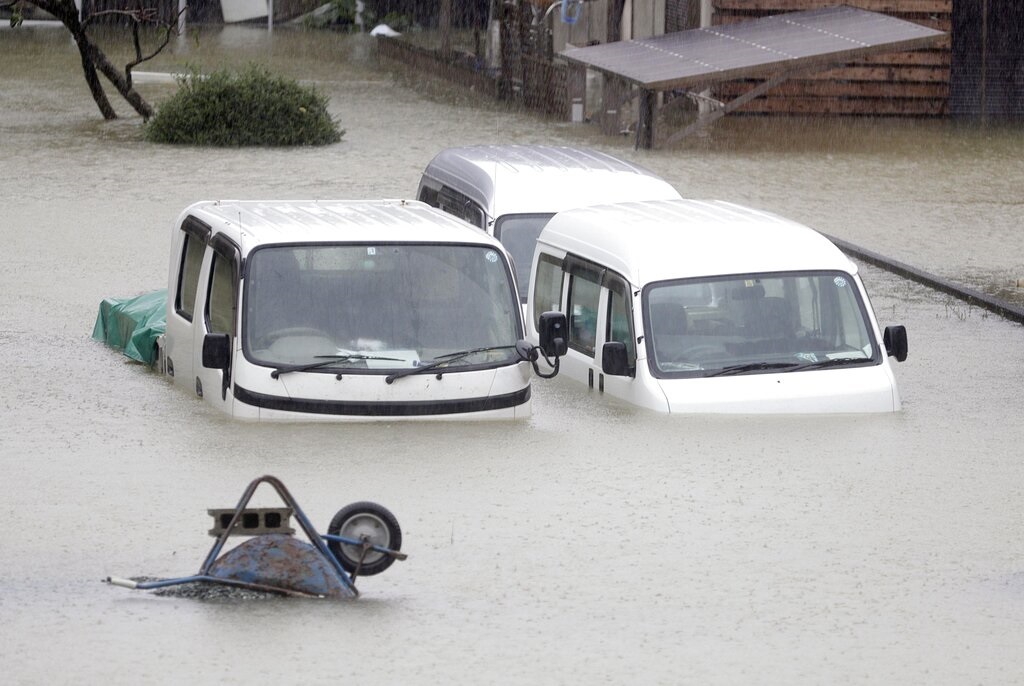 日本廣泛地區狂風大雨。AP圖片