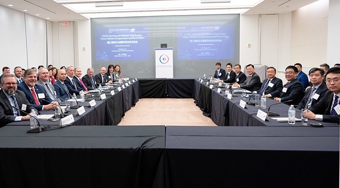 中国农业农村部长唐仁健在华盛顿与美国农业部长维尔萨克共同主持召开「中美农业联委会」第7次会议。微博