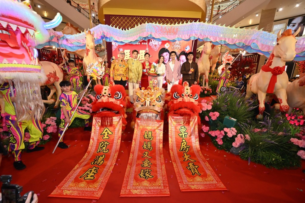现场安排一条大龙及三只醒狮赠兴。