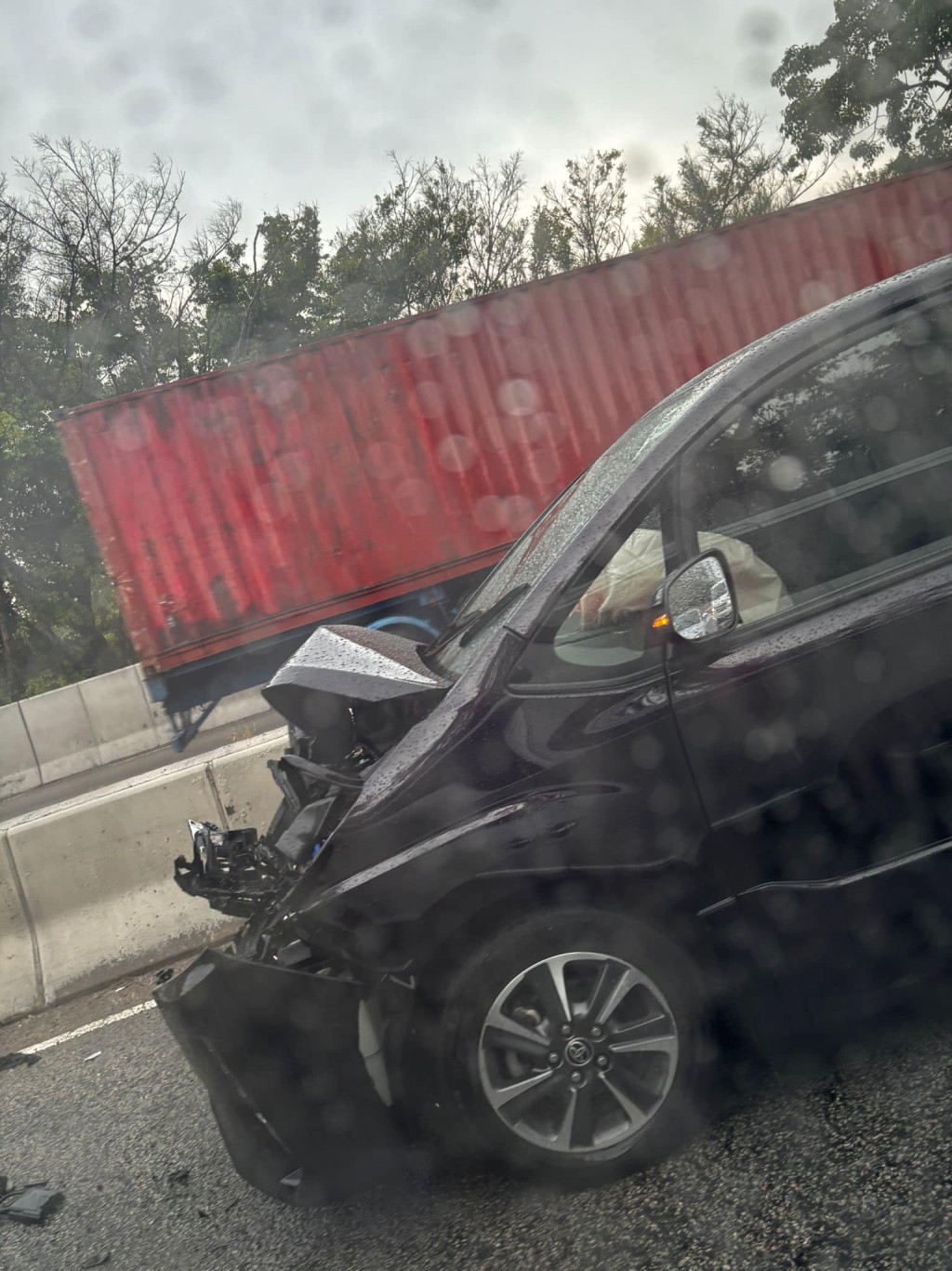 七人車車頭嚴重損毀。網上圖片