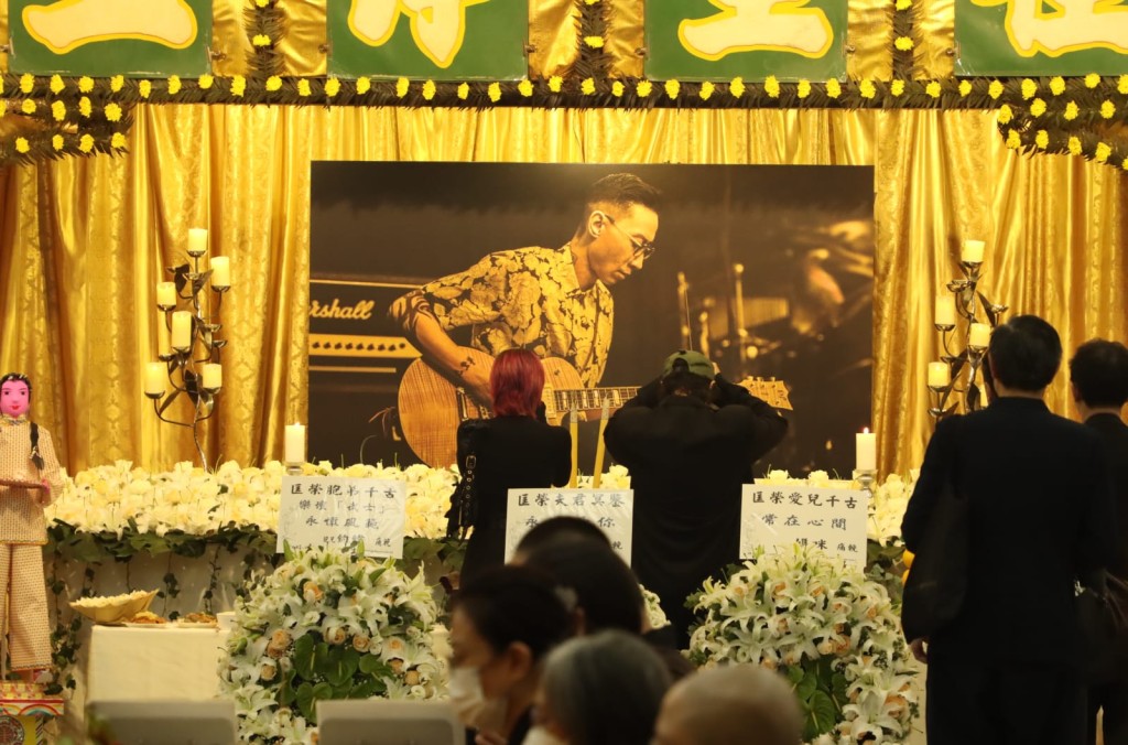 陳奕迅與太太徐濠縈靈堂內逐一慰問家屬及友人。