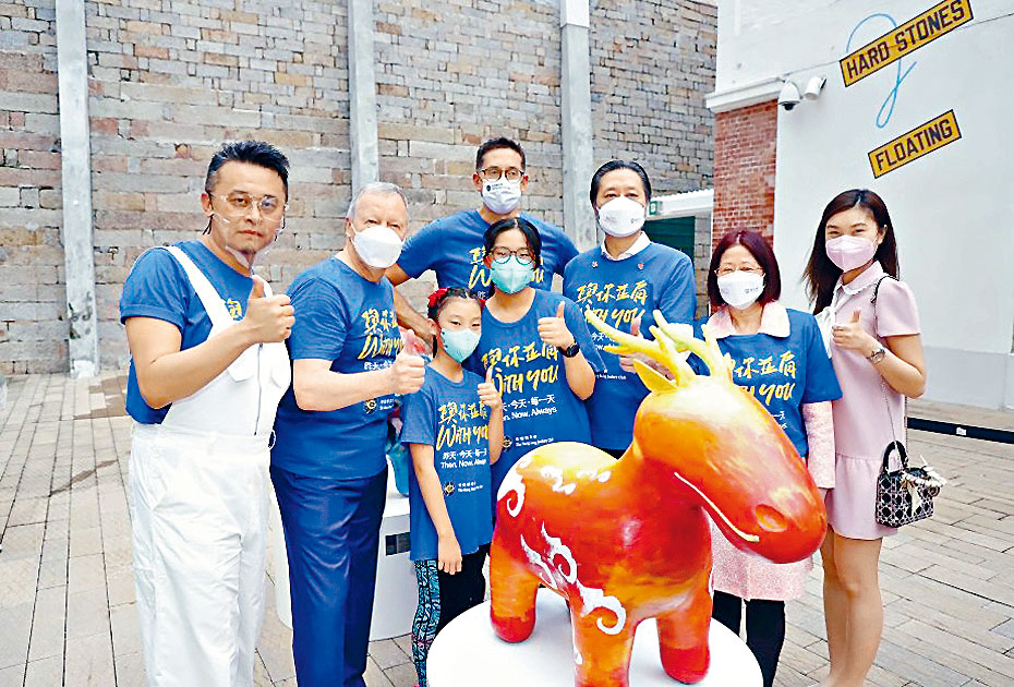 馬會行政總裁應家柏（左二）十分欣賞紀念香港特區成立的「小龍馬」彩繪雕塑，並與參與創作的學生合照。保良局世德小學小四學生黃靖晴（左三）、小六學生陳允怡（左四）。