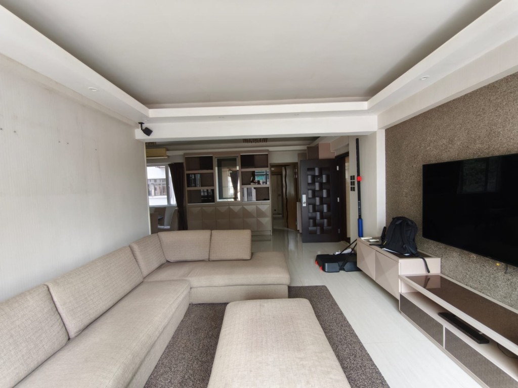 環亞拍賣行昨拍出14個銀主盤，包括何文田匯景大廈中層戶以1175萬拍出。