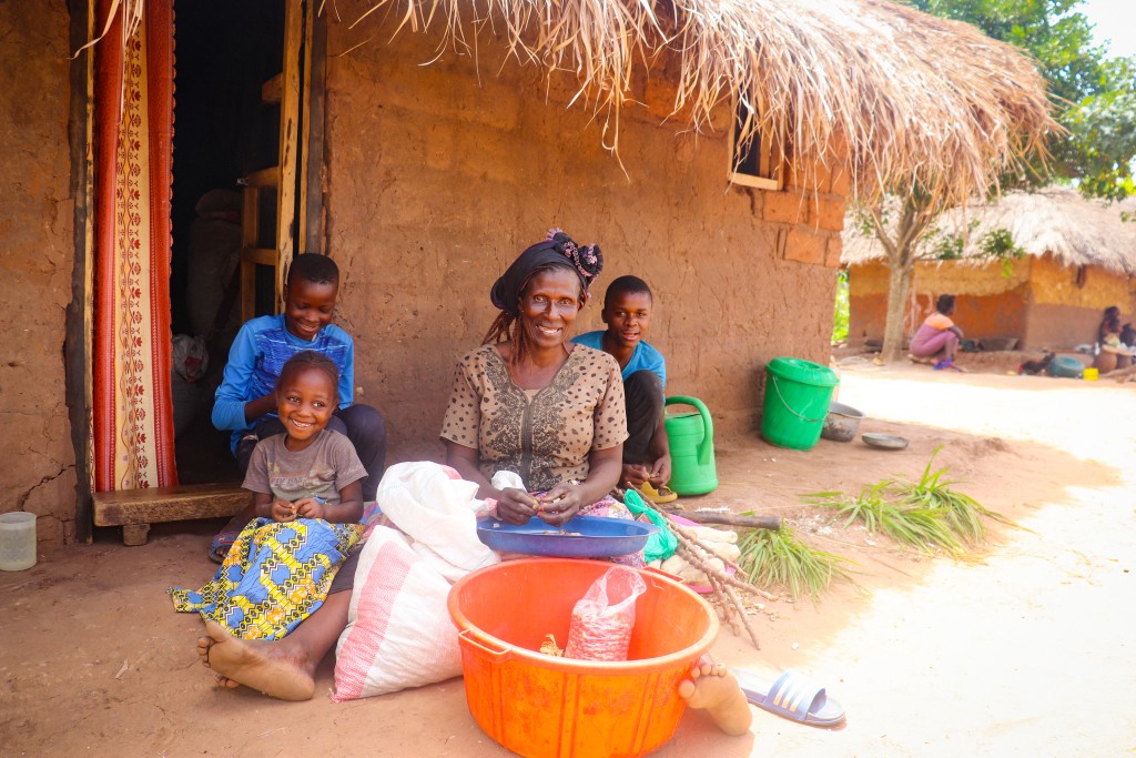 ●因應新的耕作方法,Annie一家生計得以改善,重拾笑容。 ●因應新的耕作方法,Annie一家生計得以改善,重拾笑容。