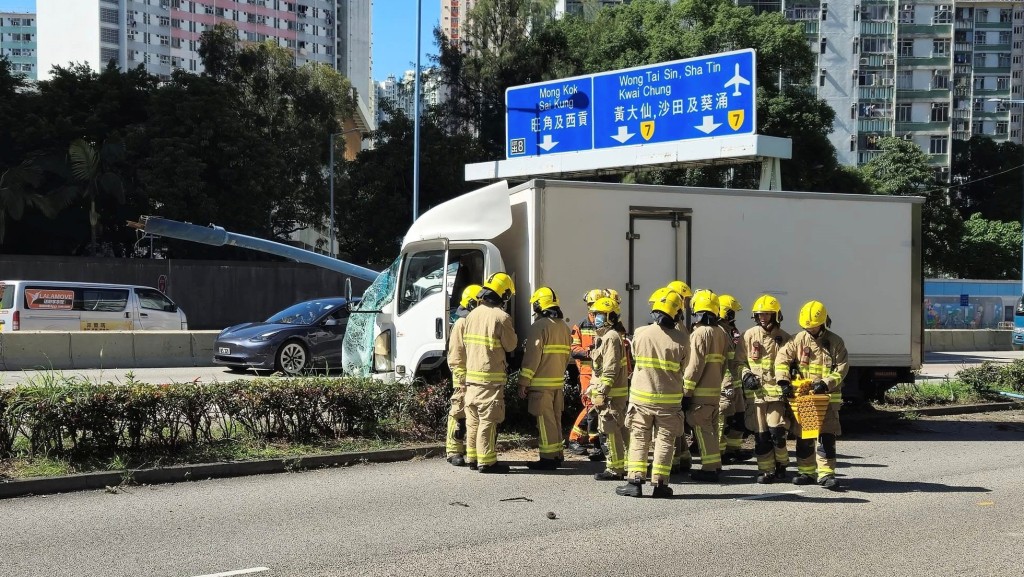 大批消防員救出傷者。網上圖片