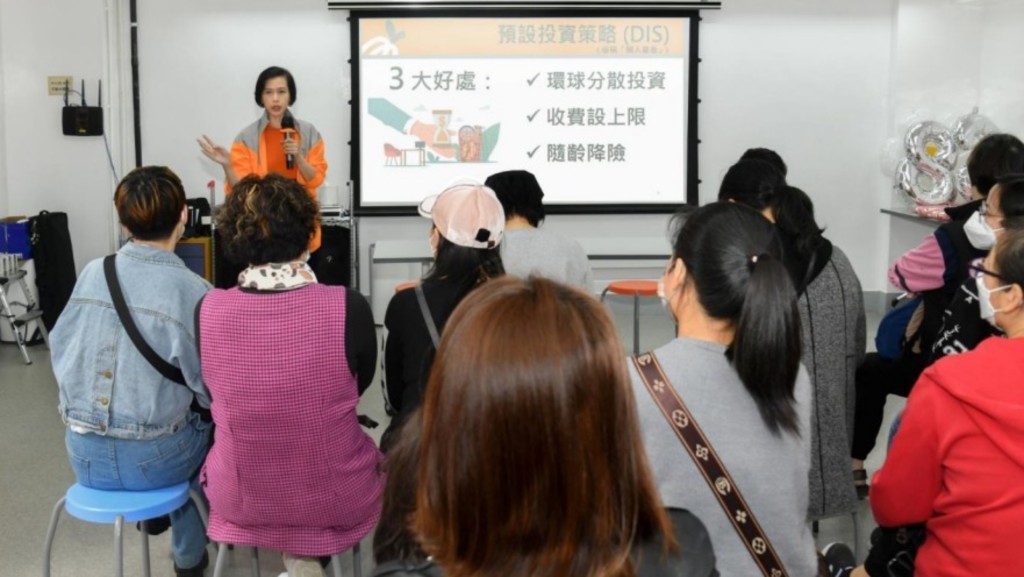 刘麦嘉轩早前与一班深水埗街坊会面，介绍强积金的最新资讯。刘麦嘉轩网志