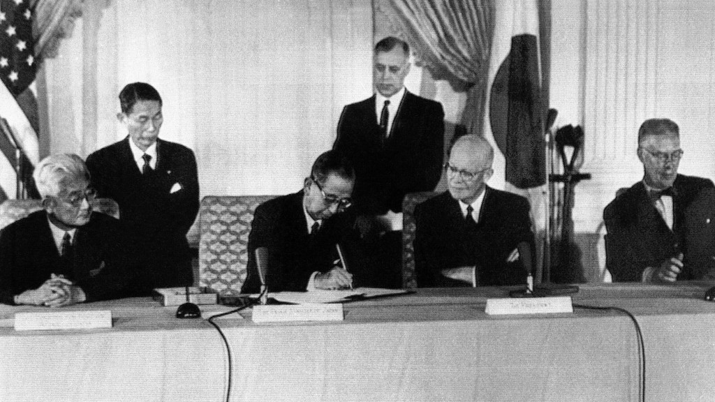 1960年,時任日本首相岸信介(左2)與美國總統艾森豪威爾(左3)在華盛頓簽署美日安保條約。 美聯社資料圖 1960年,時任日本首相岸信介(左2)與美國總統艾森豪威爾(左3)在華盛頓簽署美日安保條約。 美聯社資料圖