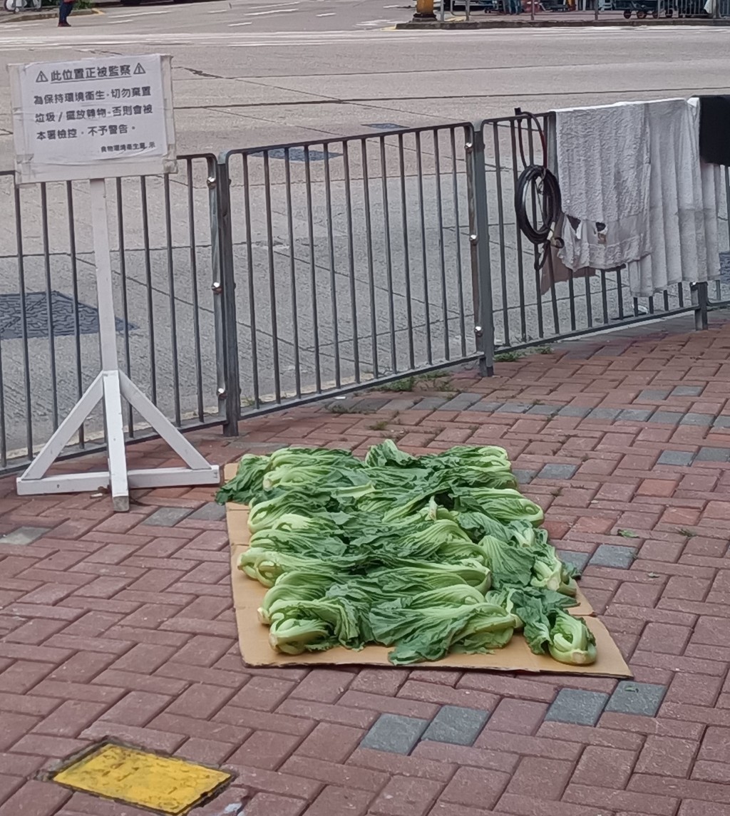 有人于太子马路旁晾晒菜乾。FB图片
