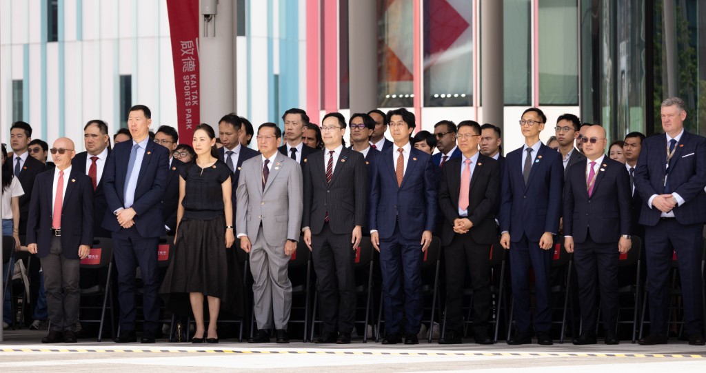 啟德體育園行政總裁金民豪與一眾嘉賓一同出席升旗儀式,共慶回歸。 啟德體育園行政總裁金民豪與一眾嘉賓一同出席升旗儀式,共慶回歸。