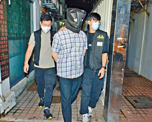 涉嫌虐待蝸牛的博士生被捕帶署。