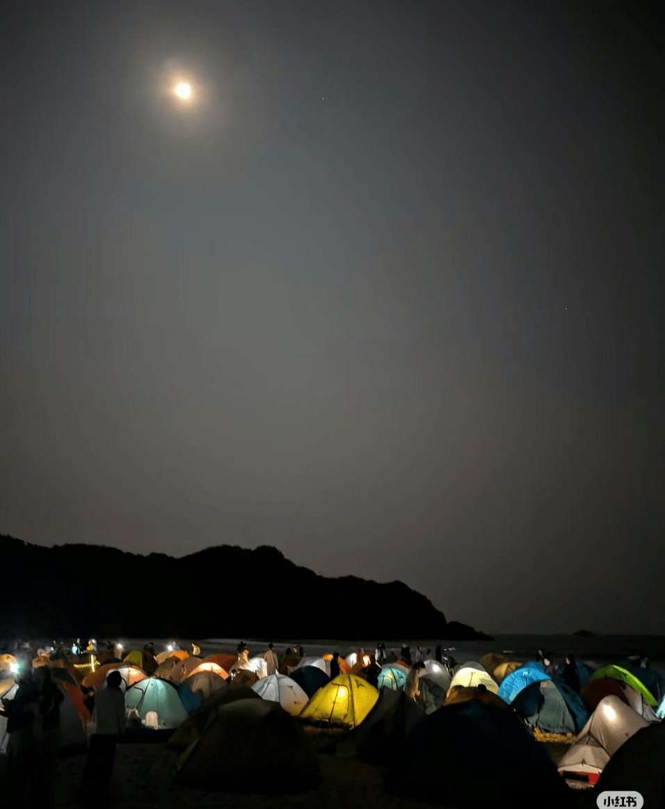 随着2025年落幕，不少内地网民趁除夕夜涌往西贡及大屿山等地露营倒数。小红书图片