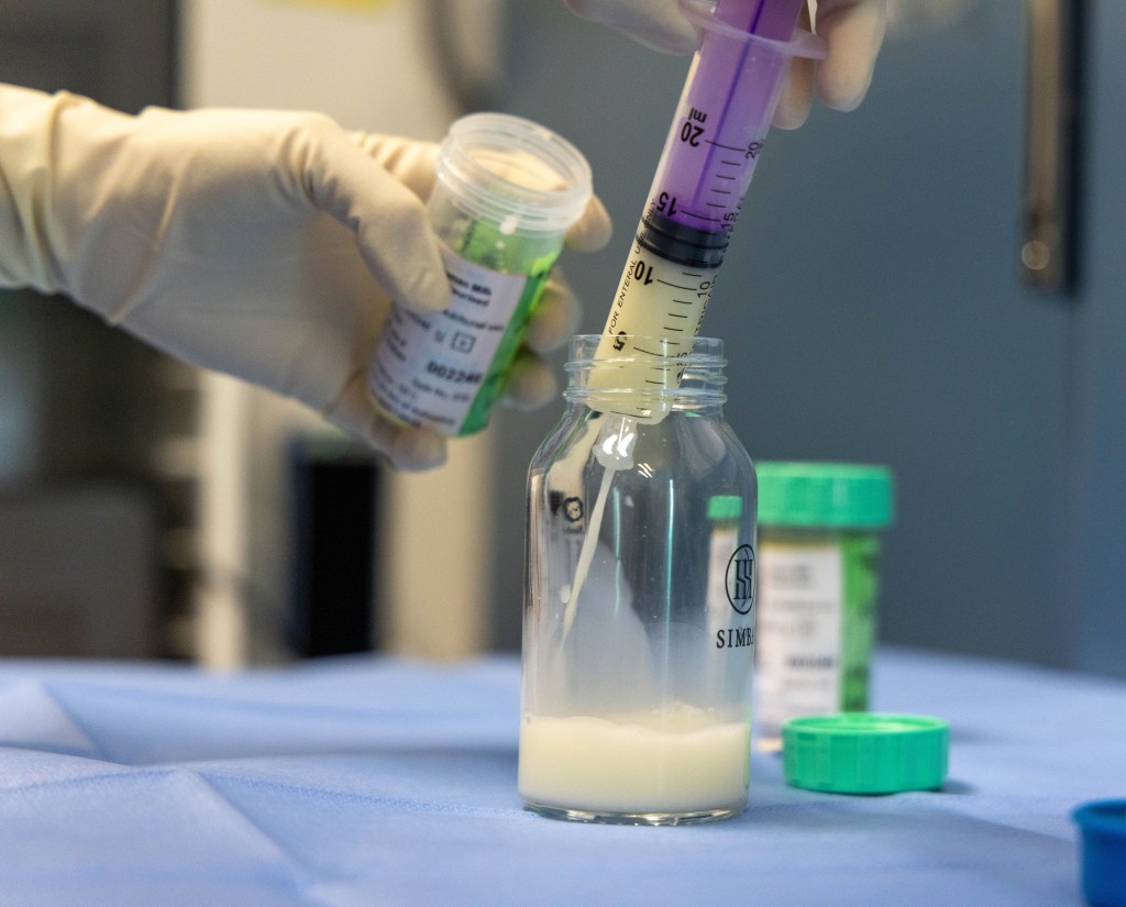 經香港母乳庫嚴謹處理的捐贈母乳供應至全港九間設有新生兒深切治療部的公立醫院。資料圖片 經香港母乳庫嚴謹處理的捐贈母乳供應至全港九間設有新生兒深切治療部的公立醫院。資料圖片