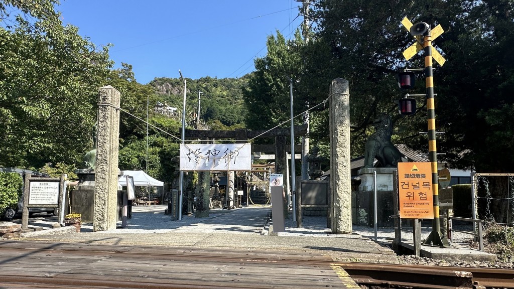 陶山神社是觀光熱點，因神社境內有列車通過而聞名。 X@50tenarai_6996