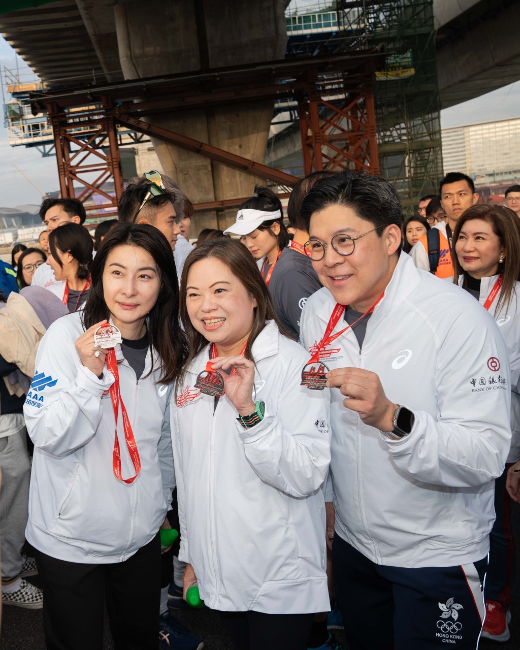 霍启刚与老婆郭晶晶恩爱现身，他们与文化体育及旅游局局长罗淑佩一起合照。