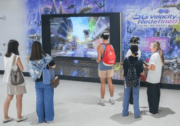 車站亦會直播 VR 虛擬體驗讓現 場乘客一同投入其中。參加 VR 活動及達到相關要求的參加者更可於專區 內獨家體驗「港鐵廣告 VR 體驗館。港鐵圖片
