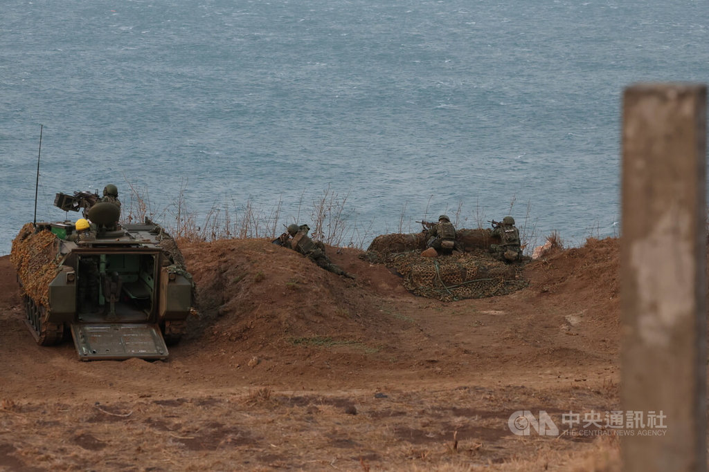 装甲车及步兵在滩头设阵地。