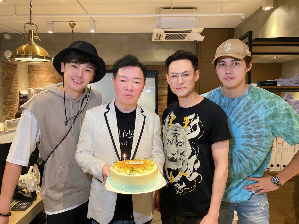 男子組有BOP的Lincoln和Gordon(葉灝基),以及海仔跟老闆合照。