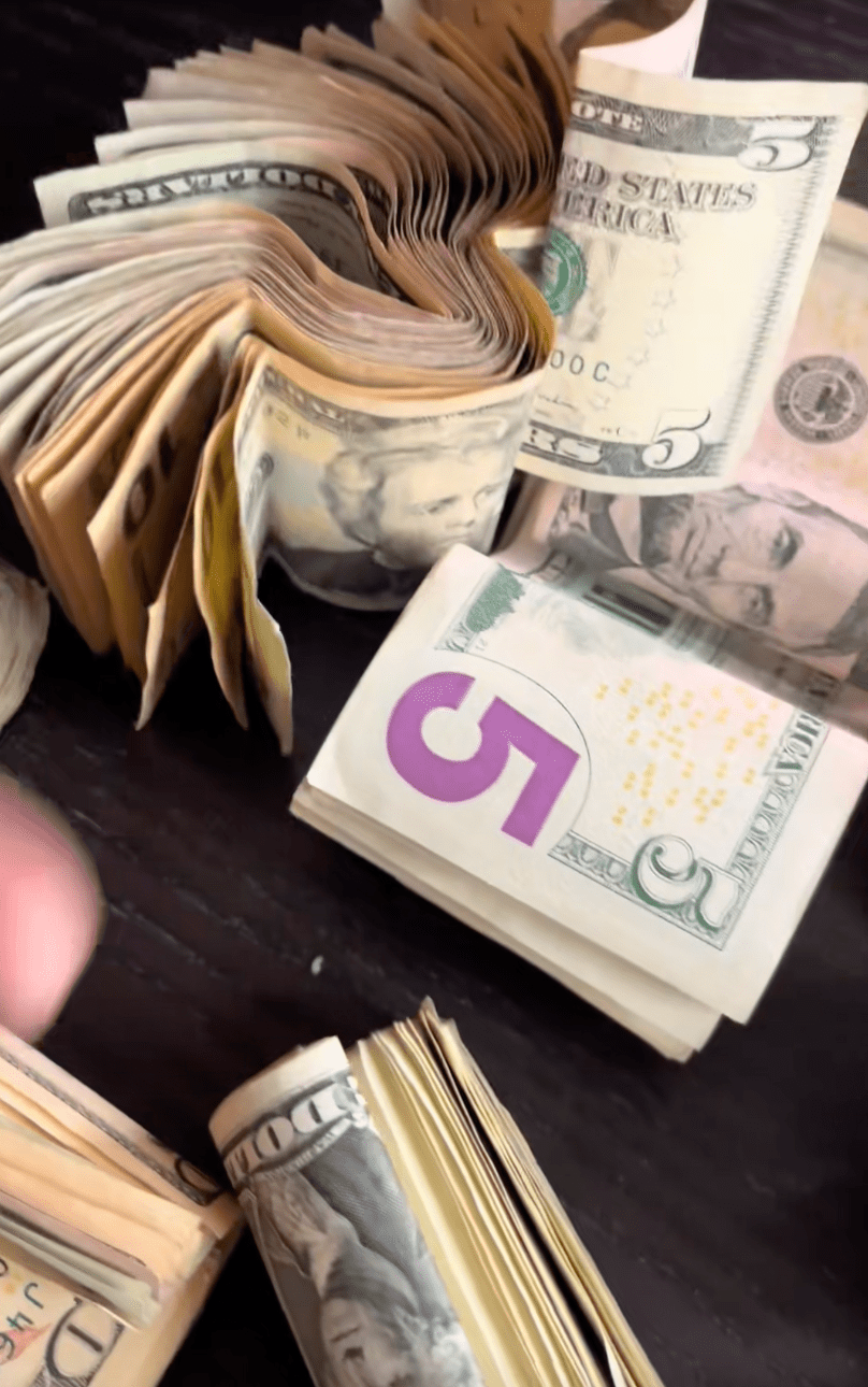 影片中可見,錢罌底部的塞子從未被打開,她好奇拉開後,先後扯出多個綁好的小膠袋,最終竟取出一疊以髮圈捆紮的紙幣。TikTok@miles8katrina 影片中可見,錢罌底部的塞子從未被打開,她好奇拉開後,先後扯出多個綁好的小膠袋,最終竟取出一疊以髮圈捆紮的紙幣。TikTok@miles8katrina