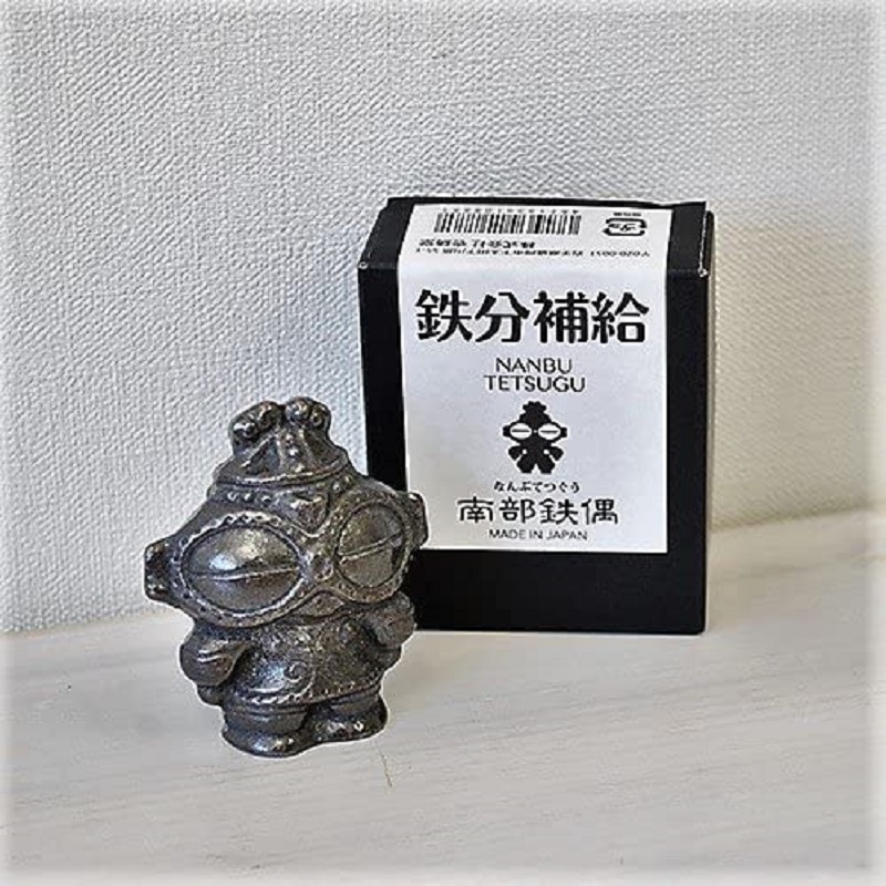 日本有商家出售造型特殊的鐵塊，宣稱民眾放進飯煲內。網上圖片