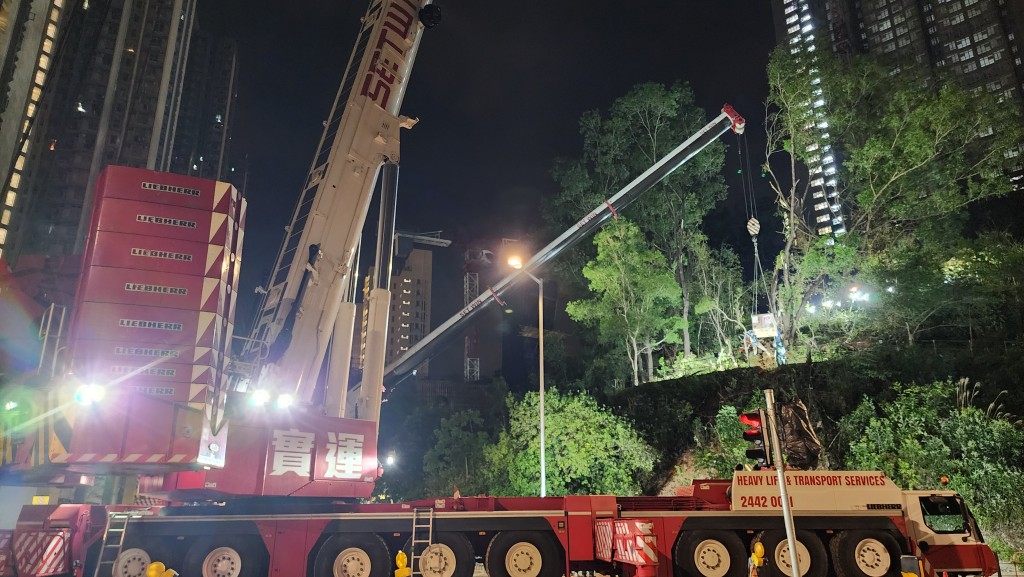 工人凌晨時分利吊臂車將天秤移走。黎志偉攝