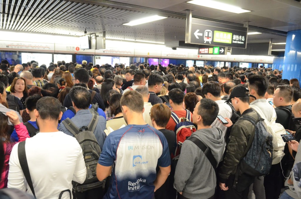 金鐘站月台相當擠迫。