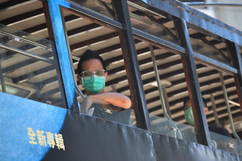 政府今日起收緊多項防疫措施,包括強制規定乘搭公共交通工具必須戴口罩等。