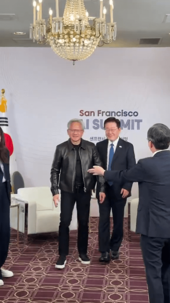 李在明会黄仁勋,讨论深化韩国国家 AI 雄心的背后合作伙伴关系。 X@ NVIDIA 李在明会黄仁勋,讨论深化韩国国家 AI 雄心的背后合作伙伴关系。 X@ NVIDIA