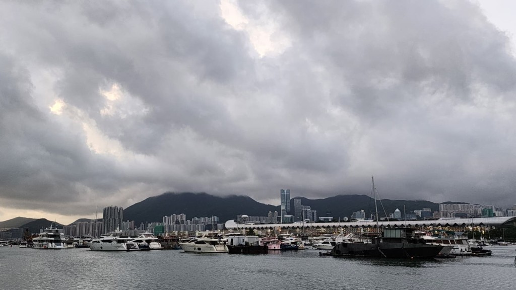 初時部分地區驟雨較多及有狂風雷暴。黎志偉攝