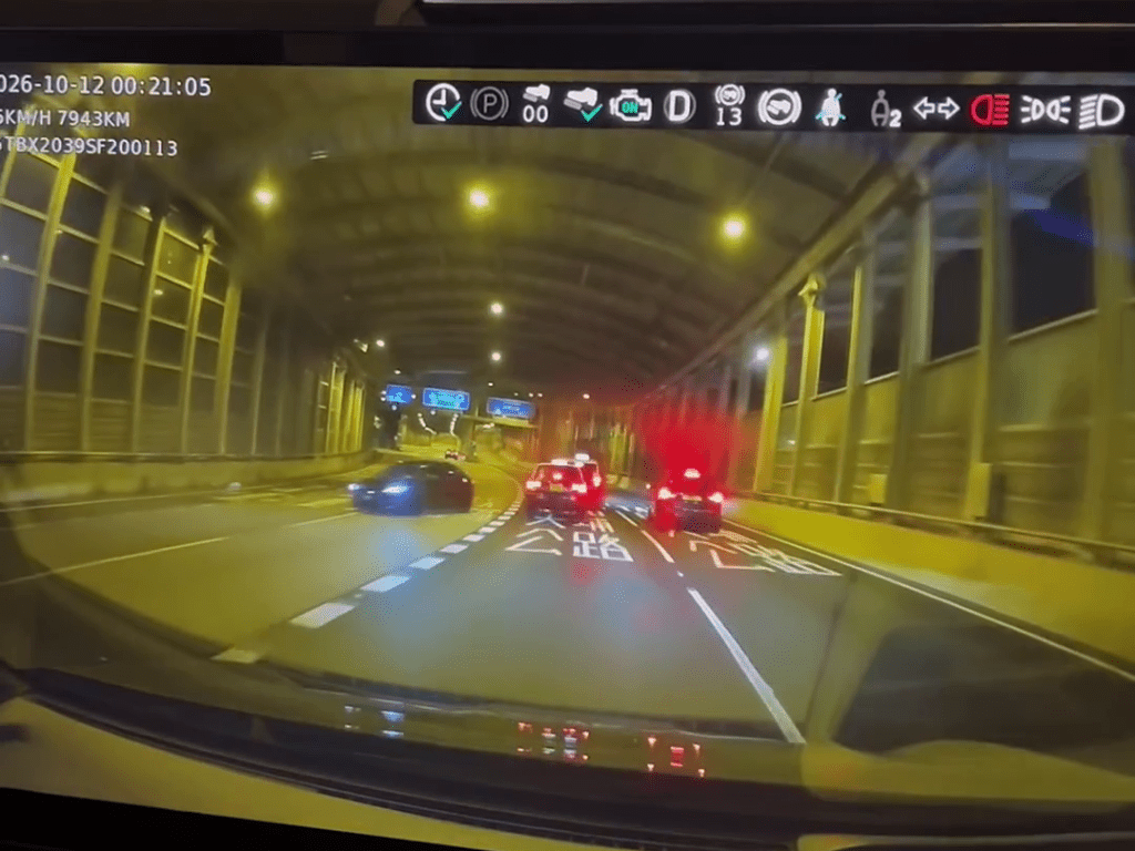 後方的士收掣不及撞向前車車尾,私家車則避開。 後方的士收掣不及撞向前車車尾,私家車則避開。