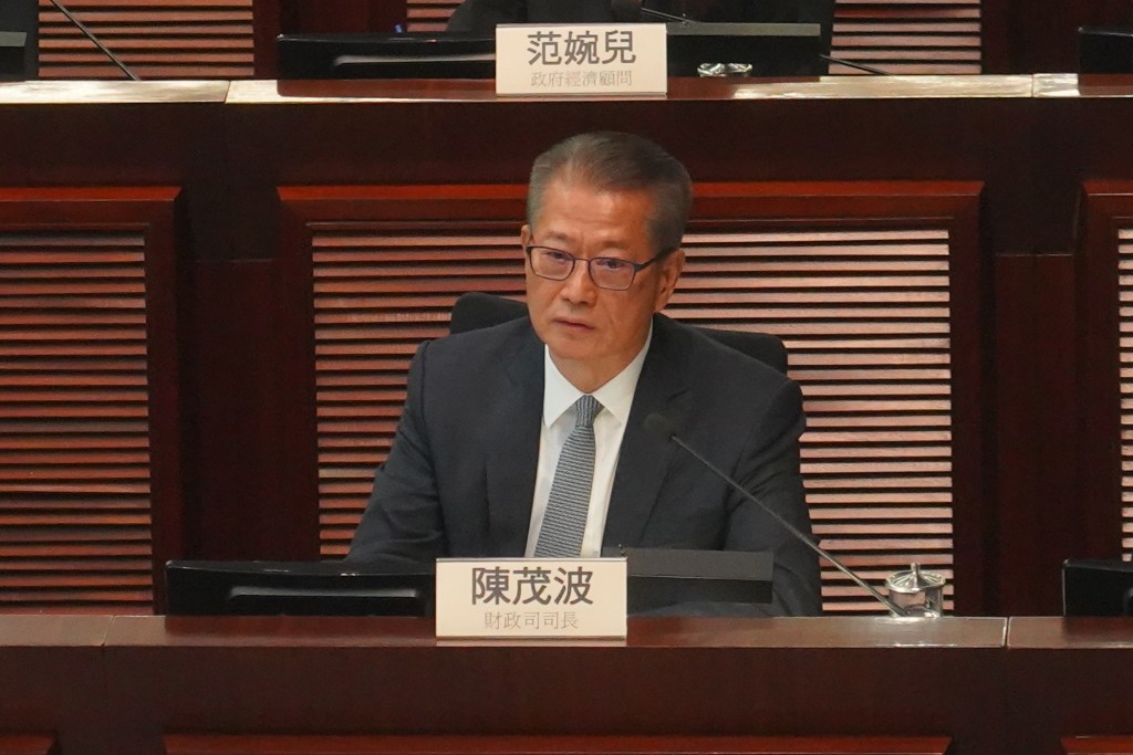 陈茂波指印花税增加主要来自股票交易。叶伟豪摄