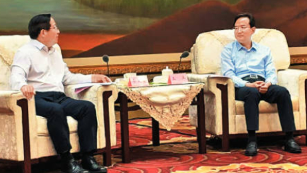 王兵（右）会见香港媒体代表。