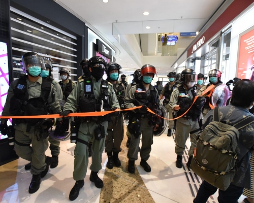 防暴警察拉起封鎖綫。
