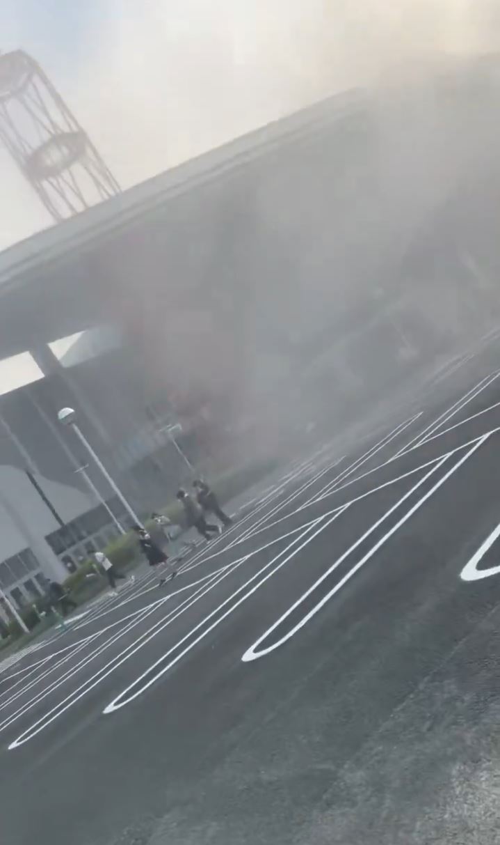 Aeon Mall爆炸后民众逃生。X@Sanzou3506