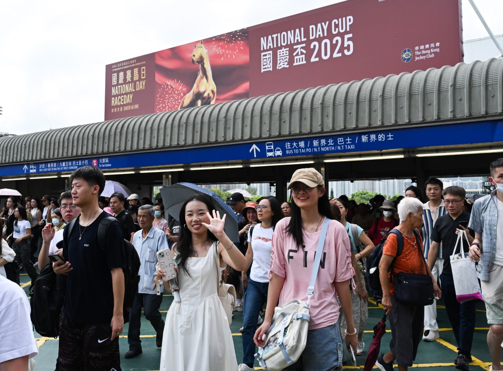 遊客及馬迷均可免費進入馬場公眾席，共賀國慶。馬會圖片