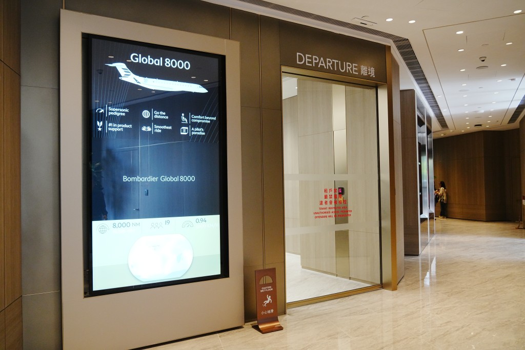 機管局會進一步根據商用航空中心的需要和發展,在硬件和軟件等各方面,提供一切適切的配合。 機管局會進一步根據商用航空中心的需要和發展,在硬件和軟件等各方面,提供一切適切的配合。