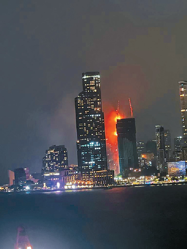 ■有市民身處港島仍清晰見到火光。