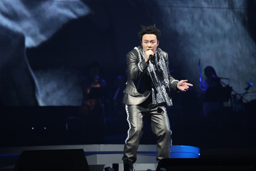 陈奕迅的红馆演唱会举行得如火如荼，连开25场成为城中热话。
