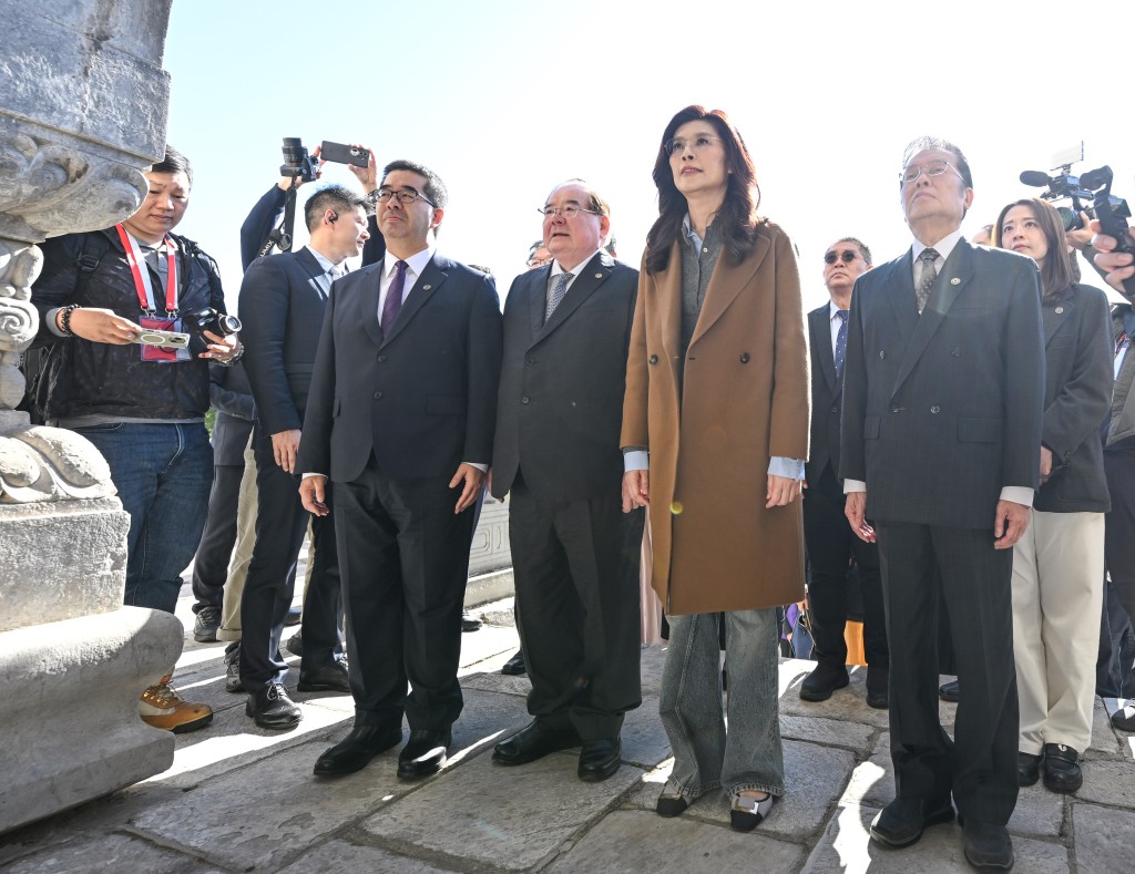 鄭麗文率中國國民黨訪問團拜謁孫中山先生衣冠冢。 新華社