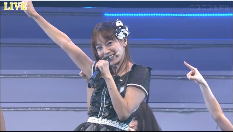 39歲的鈴木亞美舉手投足都仲有點少女味。