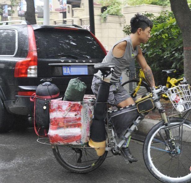 郭少宇在一場事故中失去右臂和右腿。