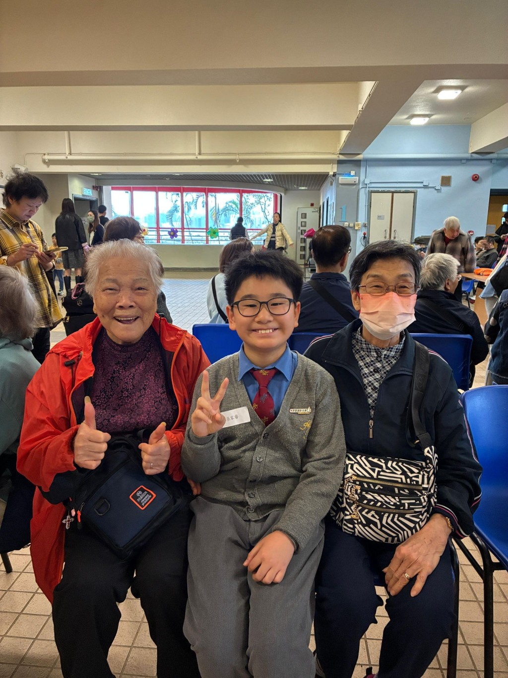 愛秩序灣官立小學期望透過安排高小學生與長者互動，激發他們服務及貢獻社會的同理心。