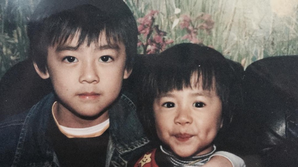 杨偲泳童年与哥哥的合照。