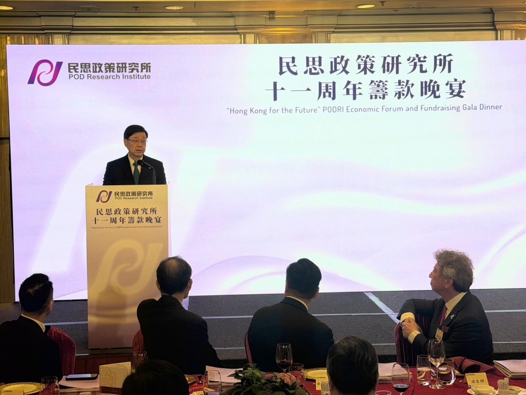 李家超致辭時稱,由「民主思路」走到「民思政策研究所」,展現智庫與時俱進。 李家超致辭時稱,由「民主思路」走到「民思政策研究所」,展現智庫與時俱進。