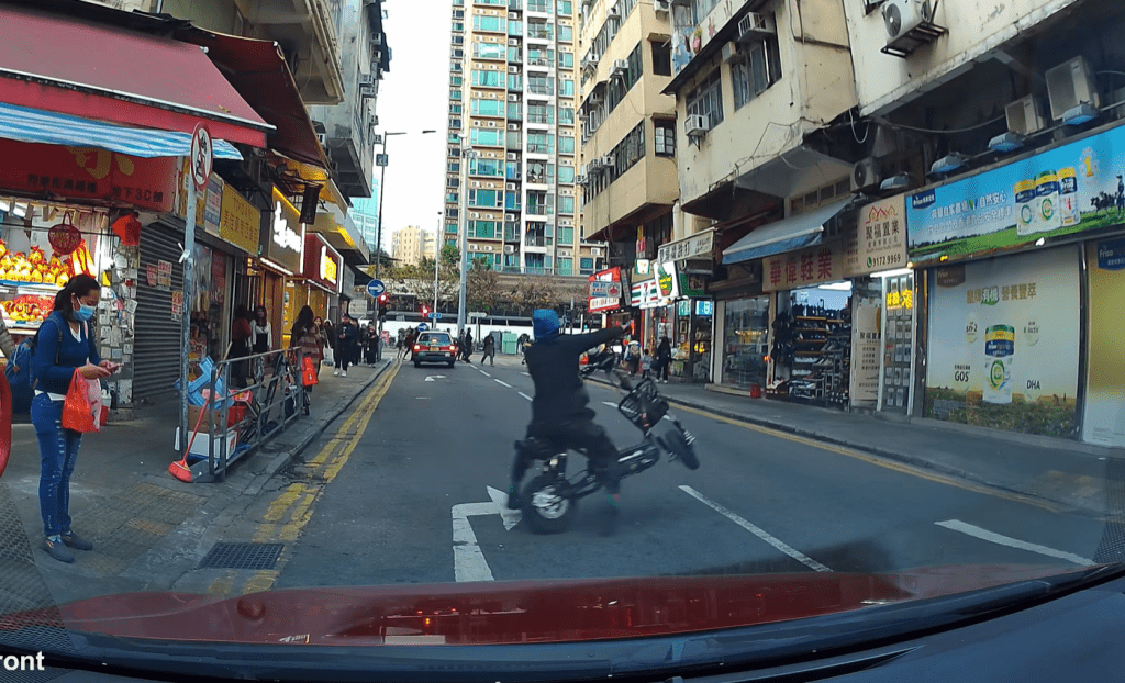 男子疑太大油導致電動單車失控。fb：車cam L（香港群組）