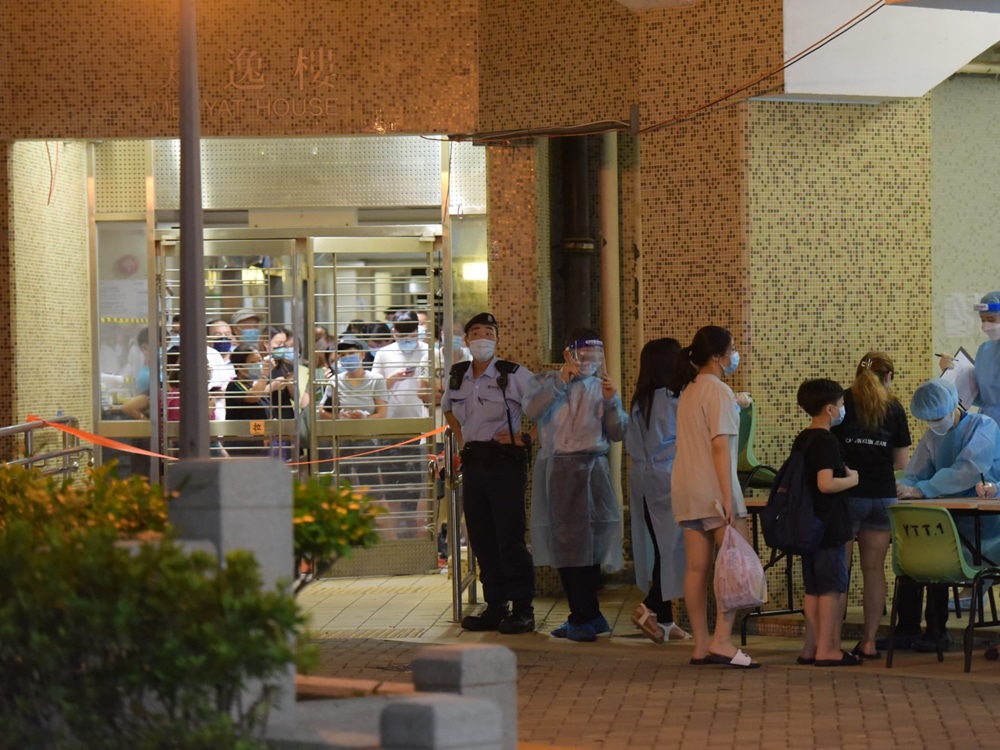 居民等候接受檢測。