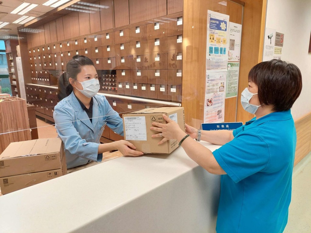 浸大中醫藥學院臨床部診所可把中藥送到病人指定的地點。浸大圖片