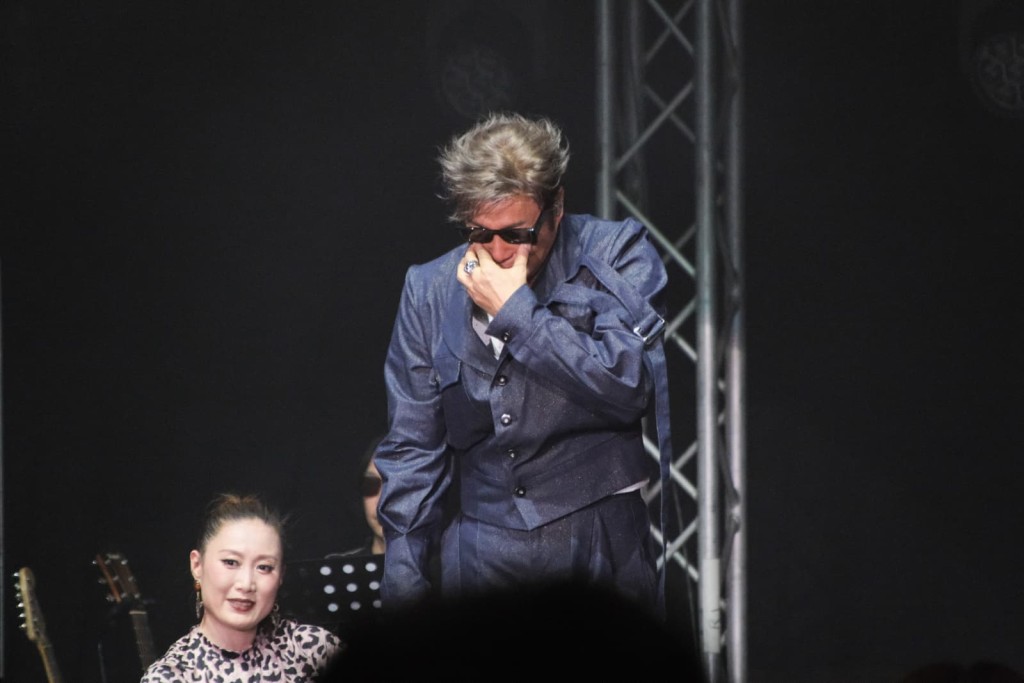 譚耀文不時以紙巾拭淚。 譚耀文不時以紙巾拭淚。