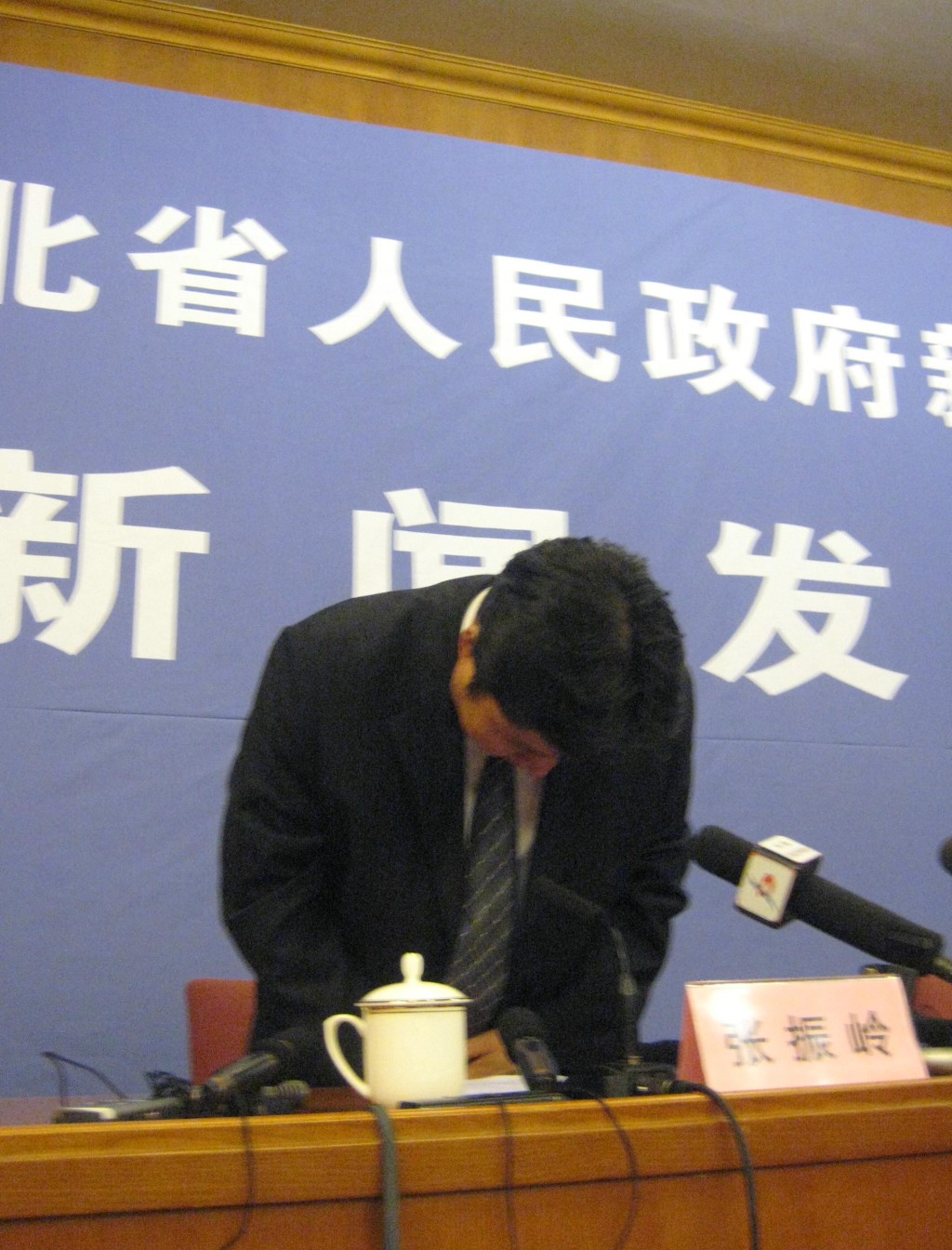 2008年9月18日，三鹿集團新任董事長、總經理張振嶺開記者會鞠躬道歉。中新社