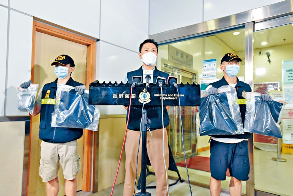 海關高級調查主任梁志鵬展示檢獲的可卡因及證物。